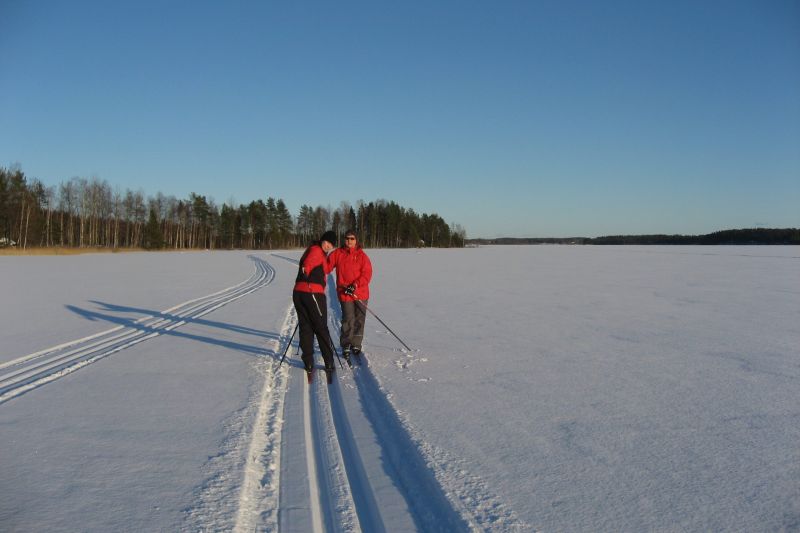 Hiihtäjät latusella