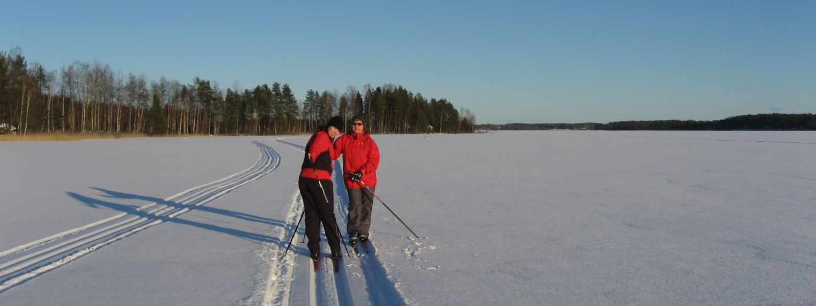 Hiihtäjät latusella